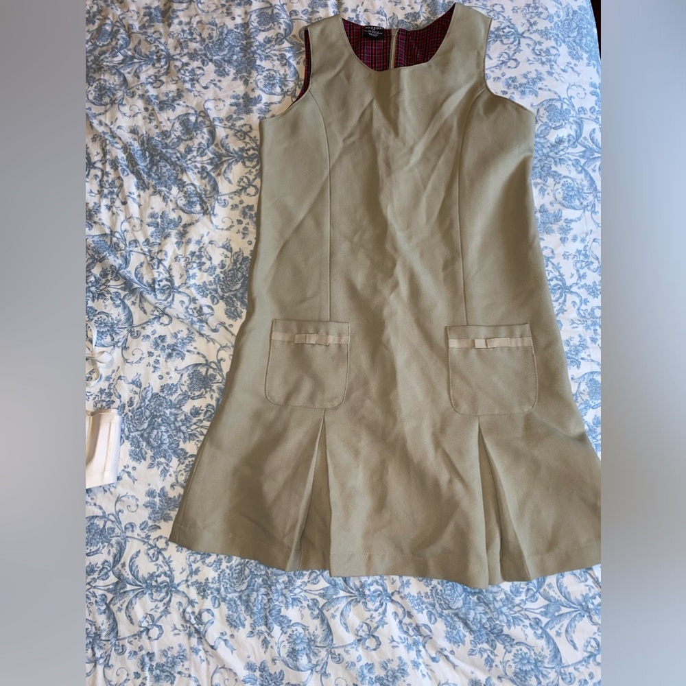 Girl’s Uniform Dress “GEORGE “Tan short sleeve sz 14 Two Pockets pre owned